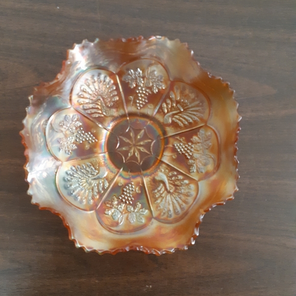 Vintage Peacock and Grapes Marigold Carnival Glass Ruffled Saw tooth bowl - Picture 3 of 6